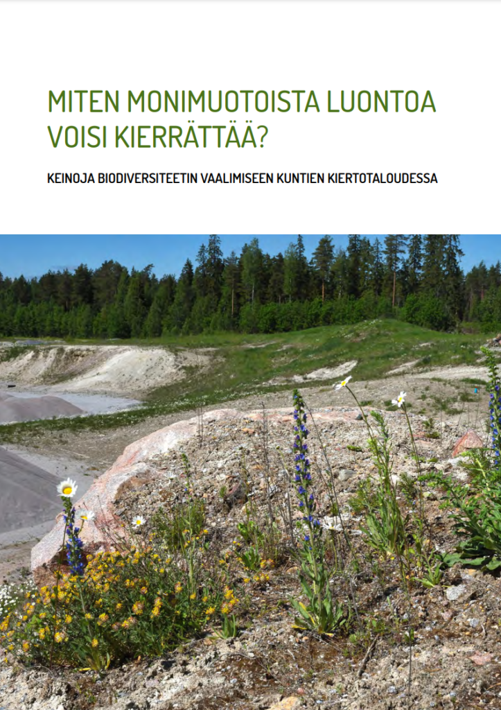 Pdf-julkaisun kansi: Miten monimuotoista luontoa voisi kierrättää? Keinoja biodiversiteetin vaalimiseen kuntien kiertotaloudessa (kuva paahdekedoksi maisemoidulta sorakuopalta)
